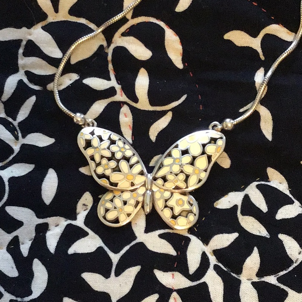 Pretty butterfly with daisy imprints necklace.